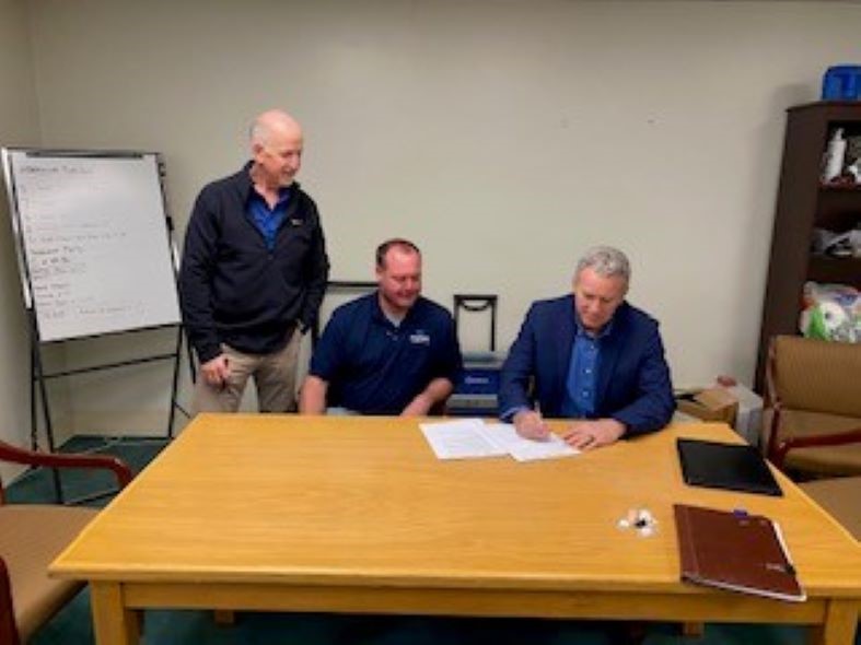 OSHA’s Area Office Director and Swope Construction representatives sign the Partnership agreement
