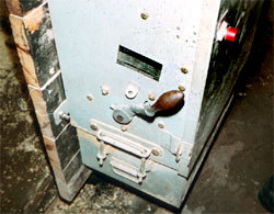 Lockable main disconnect for head rig.