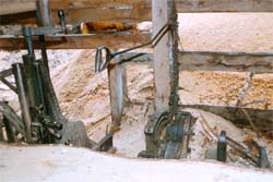 Manual setworks on head rig.