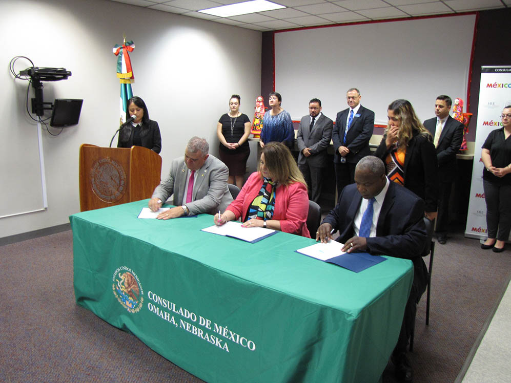 Darwin Craig, Assistant Area Director, USDOL– OSHA Omaha Area Office; Guadalupe Sanchez, Consul of Mexico; Larry Davidson, Area Director, USDOL– OSHA Des Moines Area Office at the alliance signing ceremony on August 29, 2016.