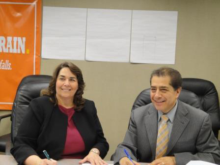 Bonita Winingham, Area Director (USDOL – OSHA Omaha Area Office) and Jorge Ernesto Espejel Montes (The Consul of Mexico) at the alliance signing ceremony on May 19, 2014.