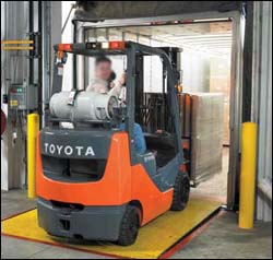 Figure 16. Operator using warning light and looking in the direction of travel when exiting a truck trailer.