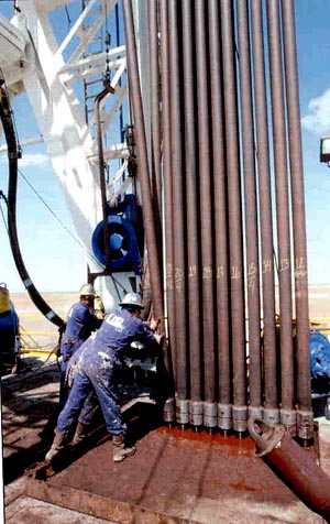 Figure 1. Setting back a stand of drill pipe