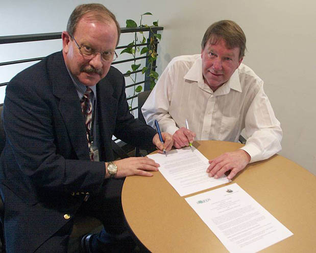 Representatives of the Puget Sound Shipbuilders Association and the DOL-OSHA Bellevue Area Office renew their alliance agreement on January 20, 2017.