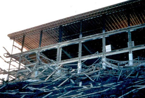 Figure 4. When scaffold frames are interconnected, failure of one frame can cause the whole system to collapse.