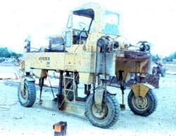 Straddle carrier