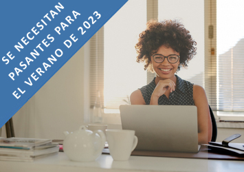 Se necesitan pasantes de verano de 2023: mujer joven sentada con una computadora portátil