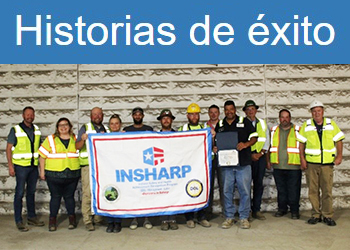 Nuevos empleados de Albany River Metals de pie con su bandera SHARP