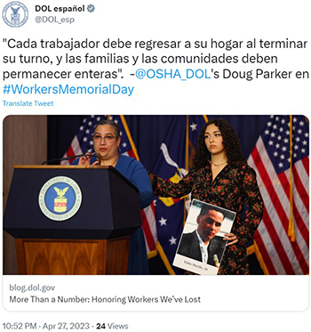 Wanda Engracia habla en un podio. Su hija Samatha, de 18 años, está de pie junto a ella, sosteniendo una foto de su padre fallecido, con una mano en el hombro de su madre.