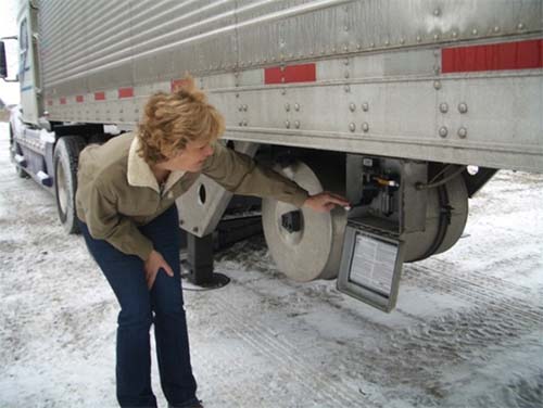 Figure 2 - Air activation allows the landing gear to be raised and lowered with a finger activated lever. Photo Credit: Women In Trucking, Inc.