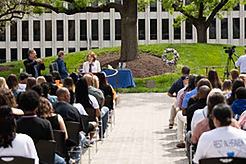 WMD - Wreath Laying - f